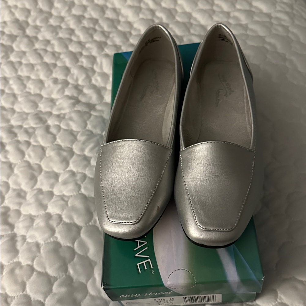 Chic Silver Loafers size 6.5
Brand new, never worn.
Comes with original box